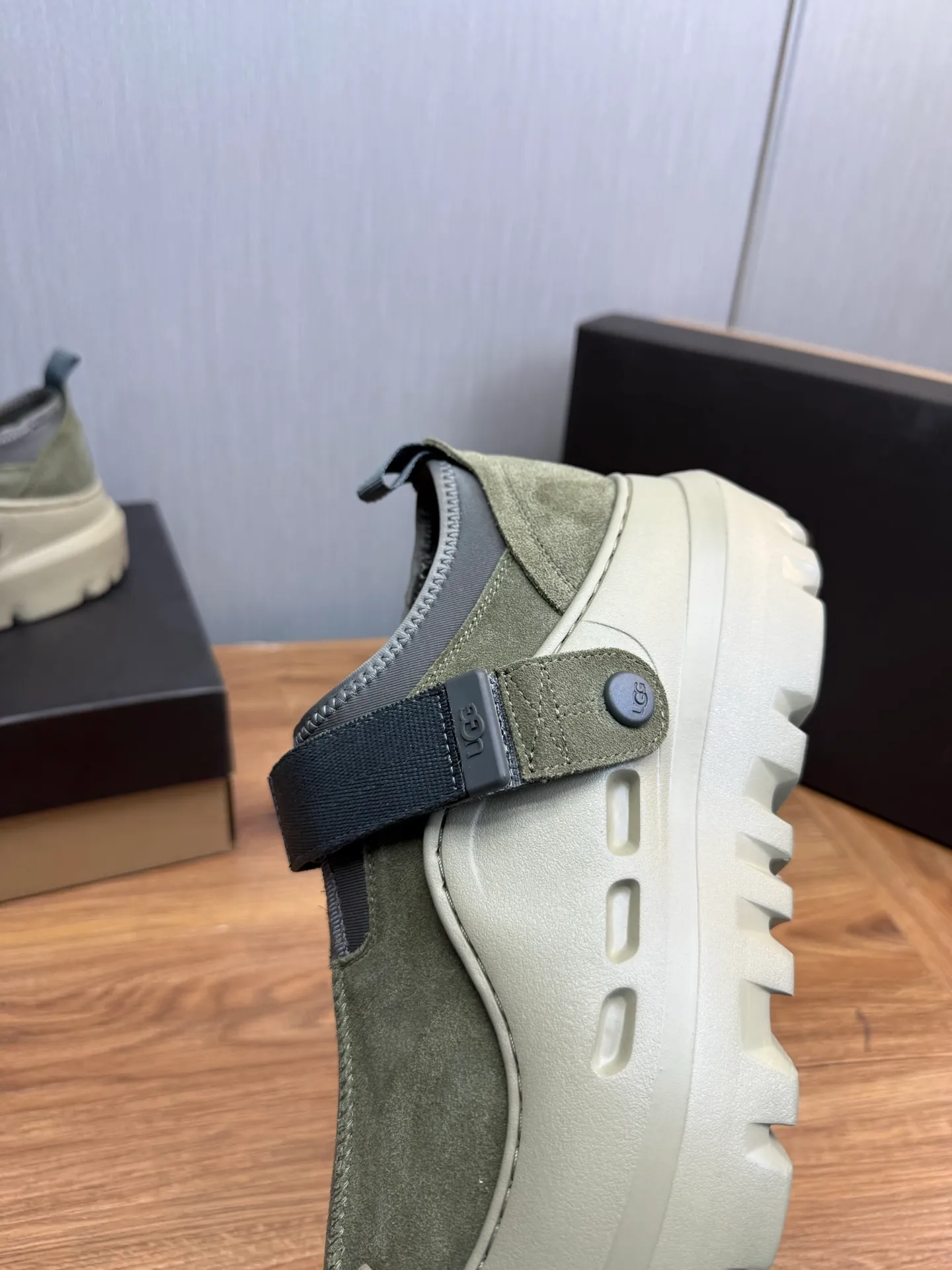 Men's shoes💰580💰Couples💖 New UGG fur integrated men's simple and fashionable snow boots. The most worth buying at the end of this year are warm casual shoes. Whether you are out and about at home, their comfortable and warm performance will be your most suitable fashion companion! The material is cowhide upper and imported wool is used inside. Warm and comfortable! The eva+ rubber patch outsole is cushioned, non-slip and wear-resistant, and has good elasticity. It is light and wear-resistant, comfortable and soft, and the new simple cut is more fashionable. It has both practicality and fashion sense, so you no longer have to worry about how to match it in winter, while still maintaining your fashionable taste. High-quality genuine wool. Look at the details for the material! Size: 35-40-41-42-43-44-44 sneaker size
